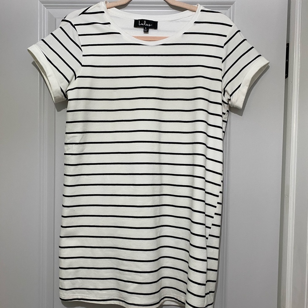 White short sleeve dress with black strips